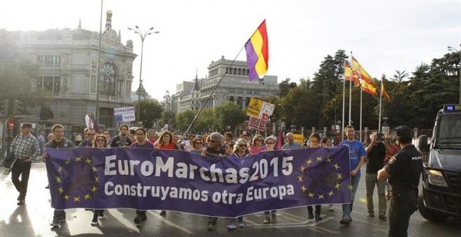Varias personas sostienen una pancarta a su paso por la plaza de Cibeles de Madrid, donde confluyeron las seis columnas de las Euromarchas 2015. / VÍTOR LERENA (EFE)