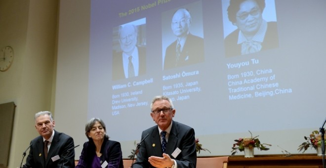 Miembros del Instituto Karolinska anuncian el Premio Nobel de Medicina 2015