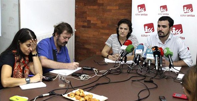 Alberto Garzón, durante su desayuno con los periodistas, hoy en Bilbao. EFE/LUIS TEJIDO
