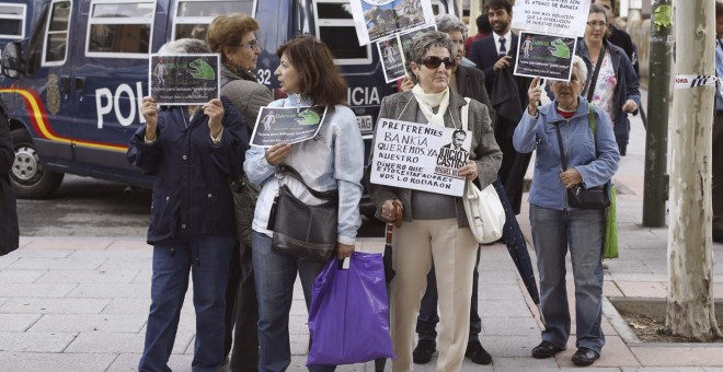Preferentistas en las puertas de los juzgados de Plaza Castilla a la espera de la llegada de Rato. EFE