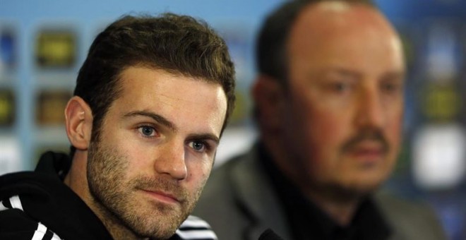 Mata, en una rueda de prensa junto a Benítez. /REUTERS