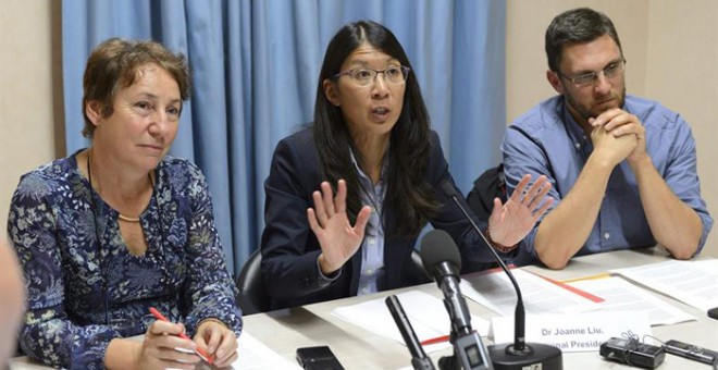 La consejera legal de Médicos Sin Fronteras, Françoise Saulnier; la presidenta, Joanne Liu; y el director general MSF Suiza, Bruno Jochum, dan una rueda de prensa en Ginebra. EFE