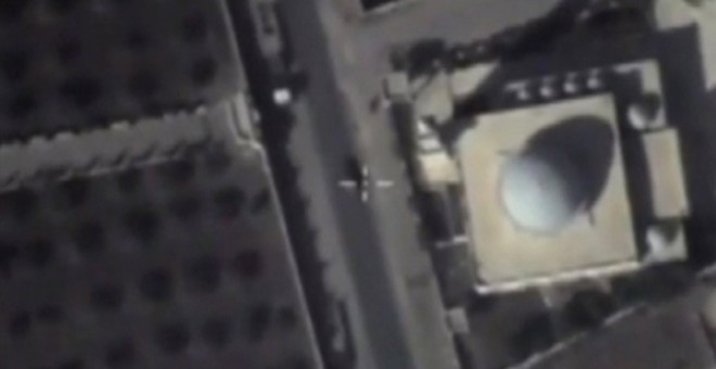 Foto facilitada por el Ministerio de Defensa ruso de las imágenes captadas el pasado 5 de octubre por un dron, que muestra supuestos vehículos del Estado Islámico cerca de una mezquita en Siria. REUTERS