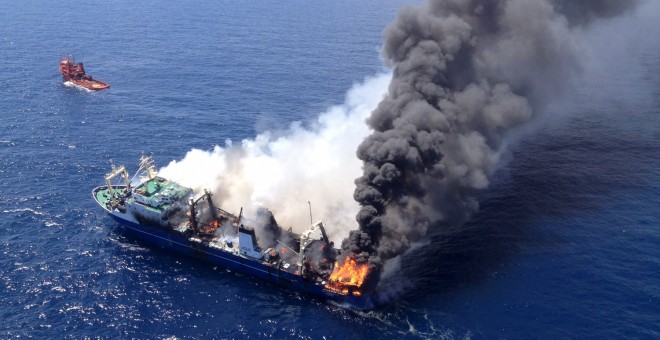 El pesquero ruso Oleg Naydenov incendiado en Las Palmas de Gran Canaria. -EFE