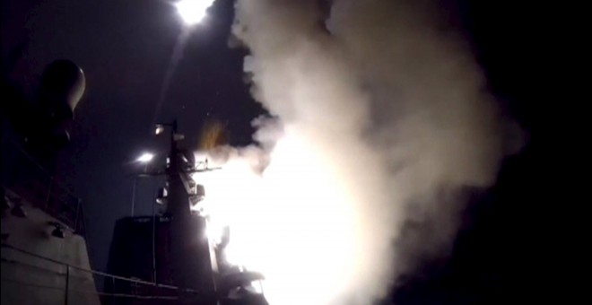 Imagen del video del Ministerio de Defensa ruso que muestra uno de sus barcos de guerra lanzando misiles contra el Ejército Islámico en Siria. REUTERS