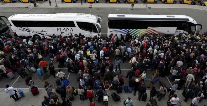 Cientos de pasajeros se agolpan en la estación de Sants de Barcelona, tras la interrupción del servicio del AVE en Catalunya. / ROBERTO ÁLVAREZ (EFE)