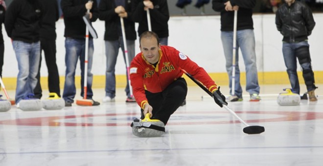 Antonio de Mollinedo, durante un partido de curling.
