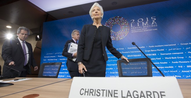 La directora gerente del FMI, Christine Lagarde, a su llegada a la rueda de prensa previa a la asamblea anual del organismo internacional, que este año se celebra en la capital peruana Lima. REUTERS/Stephen Jaffe