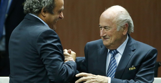 Platini felicita a Blatter cuando fue reelegido como presidente de la FIFA el pasado 29 de mayo. /REUTERS
