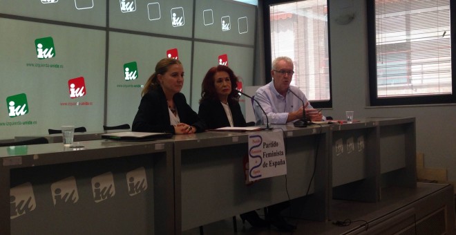 Amaya Martínez, Lidia Falcón y Cayo Lara, en la sede de IU, este viernes./ A. F.
