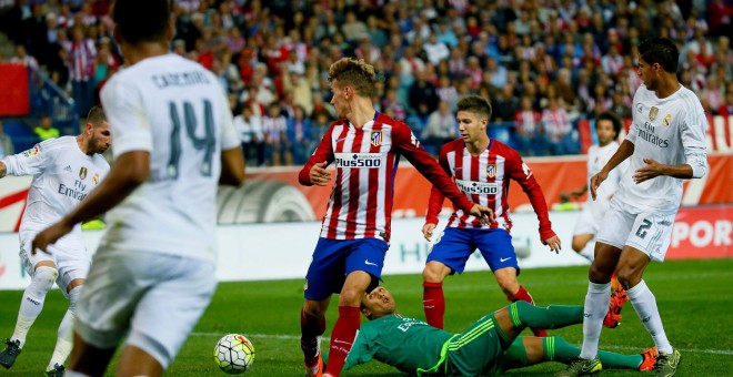 El partido de la séptima jornada de Liga en el estadio Vicente Calderón.  EFE