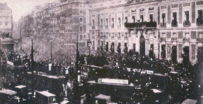 Proclamación de la Segunda República en la Puerta del Sol de Madrid.