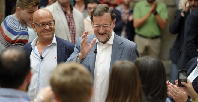 El presidente del Gobierno, Mariano Rajoy, a su llegada a un acto con jóvenes organizado por el Partido Popular hoy en la localidad toledana de Mora. EFE