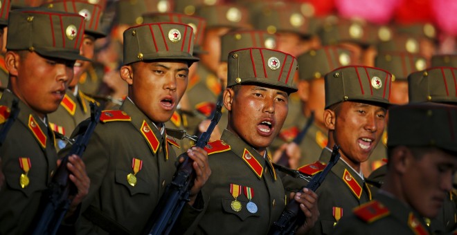 Soldados norcoreanos participan en el desfile conmemorativo del 70 aniversario de la fundación del Partido de los Trabajadores. REUTERS/Damir Sagolj