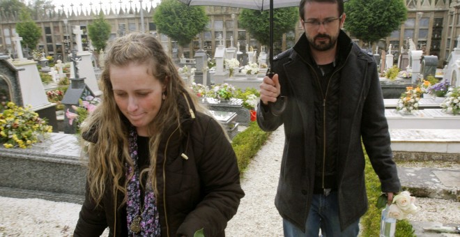 Los padres de la niña Andrea Lago, Estela Ordoñez y Antonio Lago, abandonan el cementerio de Santa Cristina de Barro en la localidad coruñesa de Noia, donde ha sido enterrada la pequeña. EFE/Xoán Rey