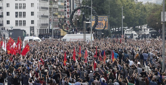 La gente levanta sus puños como un saludo a las víctimas del doble atentado suicida de Ankara, en la concentración realizada en la zona de las explosiones. EFE / EPA / SEDAT SUNA