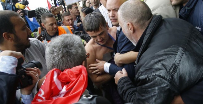 Imagen de la agresión de los trabajadores a los directivos de Air France./ REUTERS