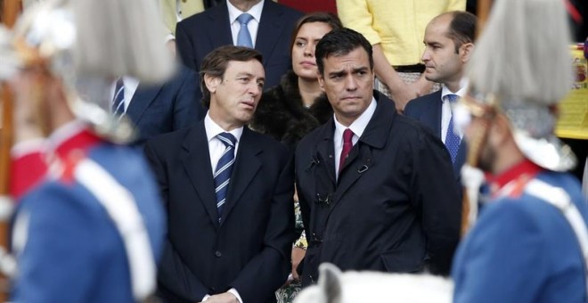 El portavoz del PP en el Congreso, Rafael Hernando y el líder de los socialistas, Pedro Sánchez, durante el desfile del Día de la Fiesta Nacional./ EFE