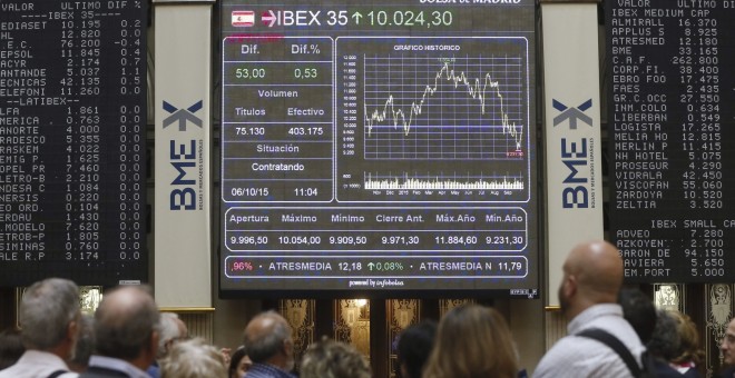 Panel informativo de la Bolsa de Madrid que muestra la evolución del principal indicador de la bolsa española, el Ibex 35. EFE/Fernando Alvarado