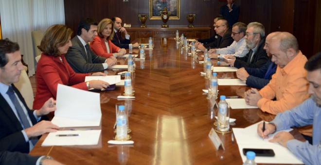 Reunión del ministro de Industria, José Manuel Soria, y de la ministra de Empleo, Fátima Báñez, con una representación sindical 'al máximo nivel' para analizar la situación de Volkswagen. EFE/Juan Fernández