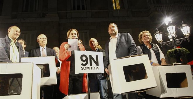 La alcaldesa de Barcelona, Ada Colau (i) , acompañada entre otros por el líder de ERC, Oriol Junqueras (d), lee esta tarde en la plaza Sant Jaume el manifiesto contra las querellas 'antidemocráticas' contra Artur Mas, Joana Ortega e Irene Rigau por su pa