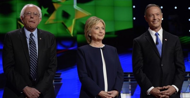 Los candidatos demócratas presidenciales Hillary Clinton, Bernie Sanders y Martin O'Malley asisten en el debate presidencial Demócrata en Wynn en Las Vegas, Nevada (Estados Unidos)./ EFE