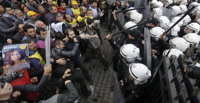 Varios manifestantes se enfrenta a la policía antidisturbios durante una manifestación convocada en Estambul.- EFE.