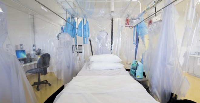 Fotografía de archivo facilitada por el Royal Free Hospital de Londres que muestra la unidad de aislamiento utilizada para enfermedades infecciosas del hospital el pasado 22 de agosto de 2014./ EFE