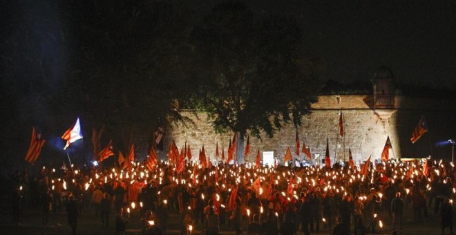 Cientos de simpatizantes de ERC participan en la tradicional marcha de antorchas en homenaje al expresidente de la Generalitat Lluis Companys, en el Castillo de Montjuic de Barcelona./ EFE