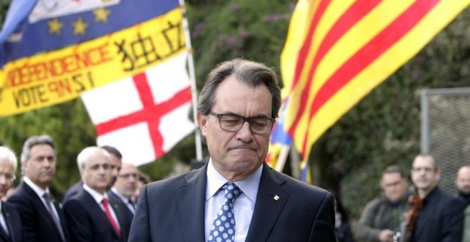 El presidente de la Generalitat, Artur Mas, acude al Palacio de Justicia para declarar como imputado por el 9-N arropado por más de 400 alcaldes catalanes y cientos de ciudadanos./ EFE