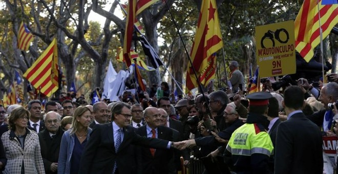 El presidente de la Generalitat, Artur Mas, a su llegada al Tribunal Superior de Justicia de Catalunya, donde ha acudido para declarar como imputado por el 9-N arropado por más de 400 alcaldes catalanes y miles de ciudadanos. EFE/Alberto Estévez