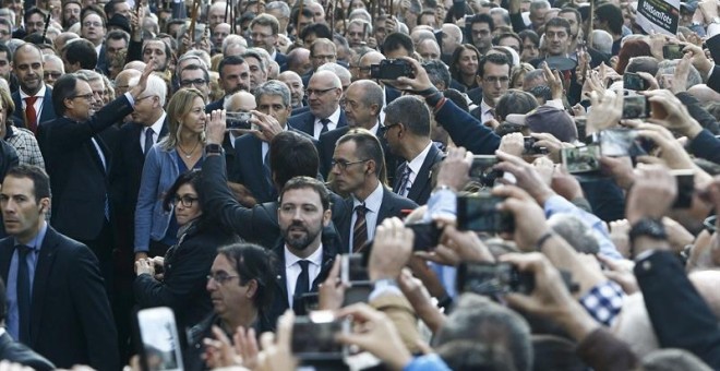 El presidente de la Generalitat, Artur Mas, ha acudido al Palacio de Justicia para declarar como imputado por el 9N arropado por más de 400 alcaldes catalanes y cientos de ciudadanos. EFE/Quique García