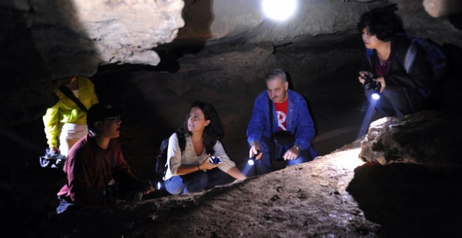 Los investigadores María Martinón-Torres, José María Bermúdez de Castro, Liu Wu y Wu Xiujie en la cueva china. / IVPP