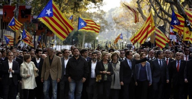 El presidente de la Generalitat, Artur Mas, ha acudido al Palacio de Justicia para declarar como imputado por el 9N arropado por más de 400 alcaldes catalanes y cientos de ciudadanos. EFE/Alberto Estévez
