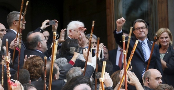 Los alcaldes levantan sus varas de mando en la concentración de apoyo a Mas./ REUTERS