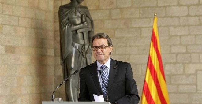 El presidente de la Generalitat, Artur Mas, durante, la rueda de prensa que ha ofrecido en el Palau de la Generalitat tras declarar como imputado por organizar la consulta alternativa del 9N ante el Tribunal Superior de Justicia de Catalunya./ EFE