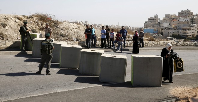 Soldados israelíes colocan bloques de hormigón para cercar los barrios árabes de Jerusalén. - REUTERS