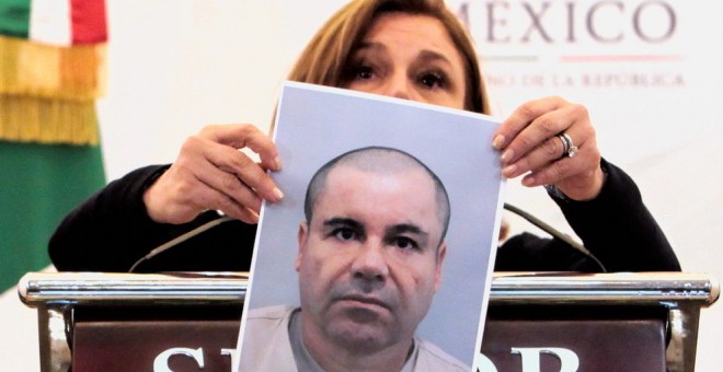 Arely Gómez, procuradora general de México, muestra una fotografía del narcotraficante Joaquín 'El Chapo Guzmán' durante una rueda de prensa. Archivo EFE