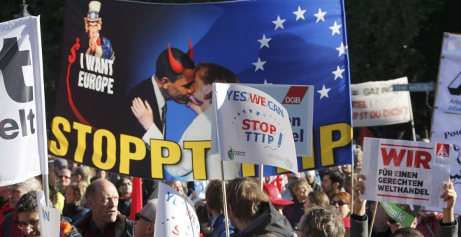Manifestantes contra el TTIP en Bruselas. / FABRIZIO BENSCH (REUTERS)