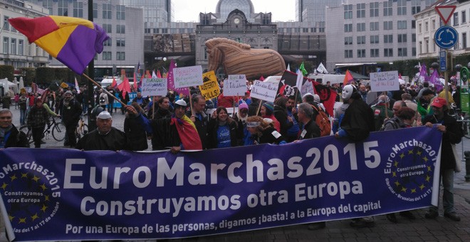Manifestantes contra el TTIP y las políticas neoliberales, en la plaza de Luxemburgo de Bruselas. / ALEJANDRO LÓPEZ DE MIGUEL