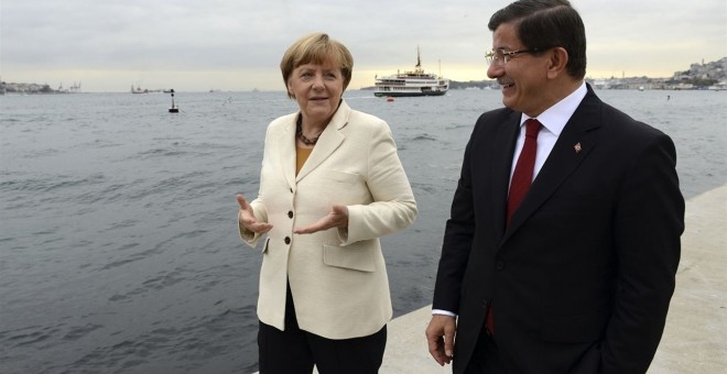 El primer ministro de Turquía, Ahmed Davutoglu, y la canciller alemana, Angela Merkel. REUTERS