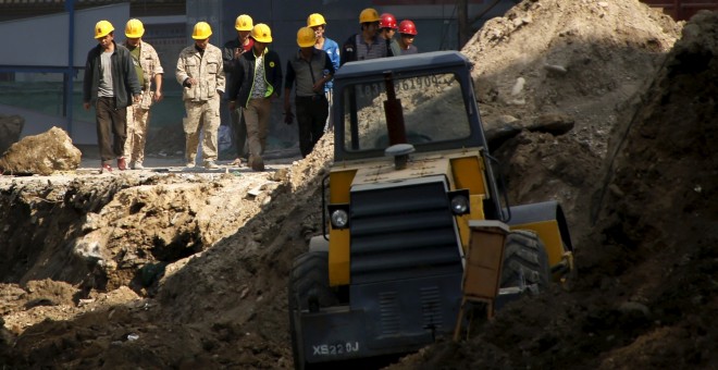 Un grupo de trabajadores en una carretera en Pekín.. REUTERS/Kim Kyung-Hoon