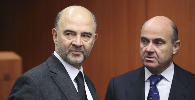 El comisario de Asuntos Económicos, Pierre Moscovici, con el ministro de Economía, Luis de Guindos. REUTERS