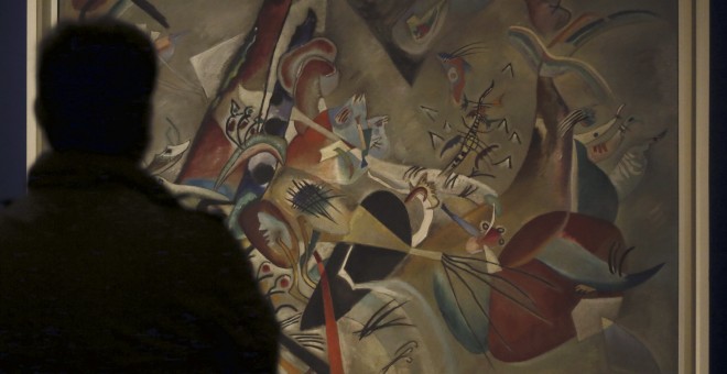 Un visitante observa la obra 'En el gris' (1919) que forma parte de la exposición 'Kandinsky. Una retrospectiva'. EFE/Fernando Alvarado