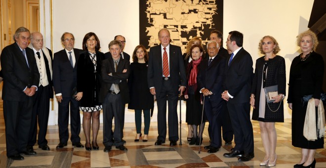 El rey Juan Carlos junto a la vicepresidenta del Gobierno, Soraya Sáenz de Santamaría, durante la inauguración de la exposición de 41 cuadros y tres esculturas procedentes de las Colecciones Reales que se exhiben en el Palacio Real. EFE/J. J. Guillén