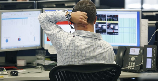 Un operador de una sociedad de broker en Bélgica. REUTERS