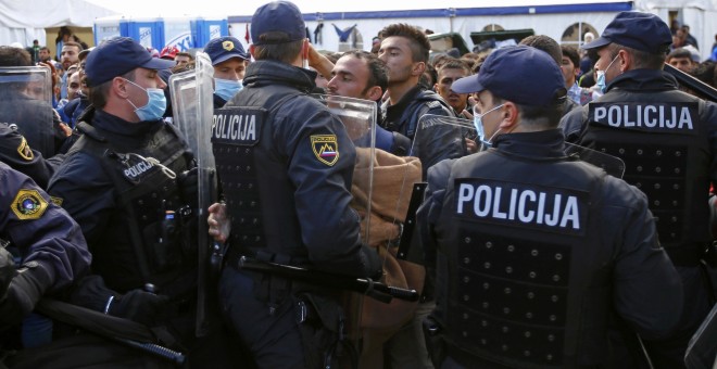 Agentes eslovenos montan un cordón policial en un paso fronterizo. - REUTERS