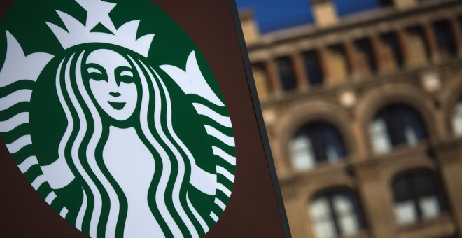 El logo de la cadena de caferterías estadounidense Starbucks. REUTERS