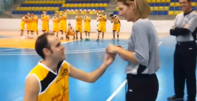 Momento en el que el jugador de baloncesto Pablo  Serrano pide en matrimonio a su novia Maica Crespo, la árbitra del partido, en plena cancha. YOUTUBE