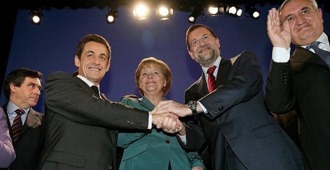 Nicolas Sarkozy, Ángela Merkel y Mariano Rajoy, cuando aún estaba en la oposición, en una convención euroepa en París en enero de 2008. EFE